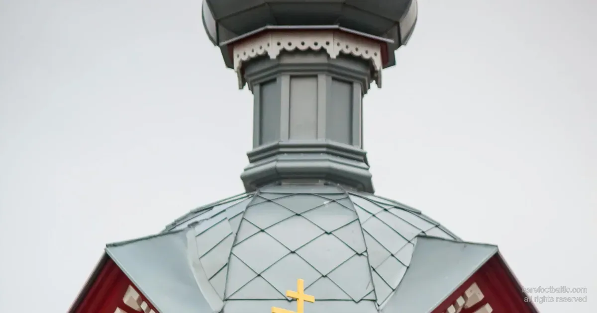 Eine hölzerne orthodoxe Kirche mit Zwiebelturm und dem dreibalkigen orthodoxen Kreuz — Lettland.