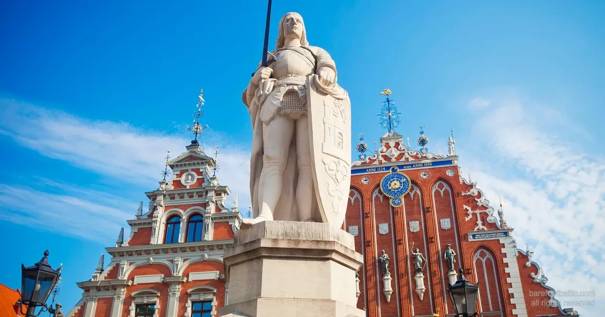 Rolandstatue und Schwarzhäupterhaus in Riga — Vergleich mit Tallinn und Vilnius.