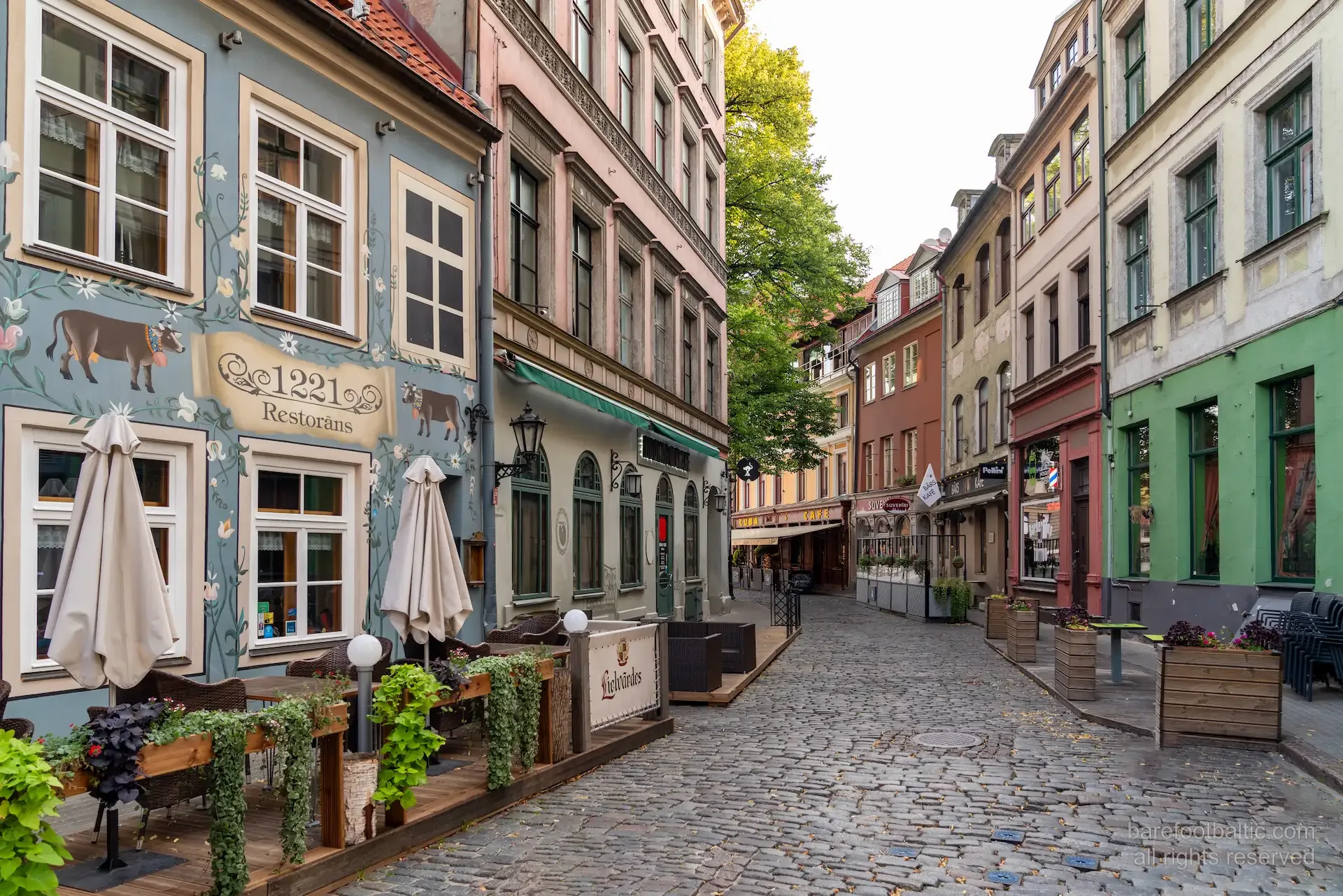 Kopfsteingepflasterte Straße mit Restaurants in Rigas Altstadt