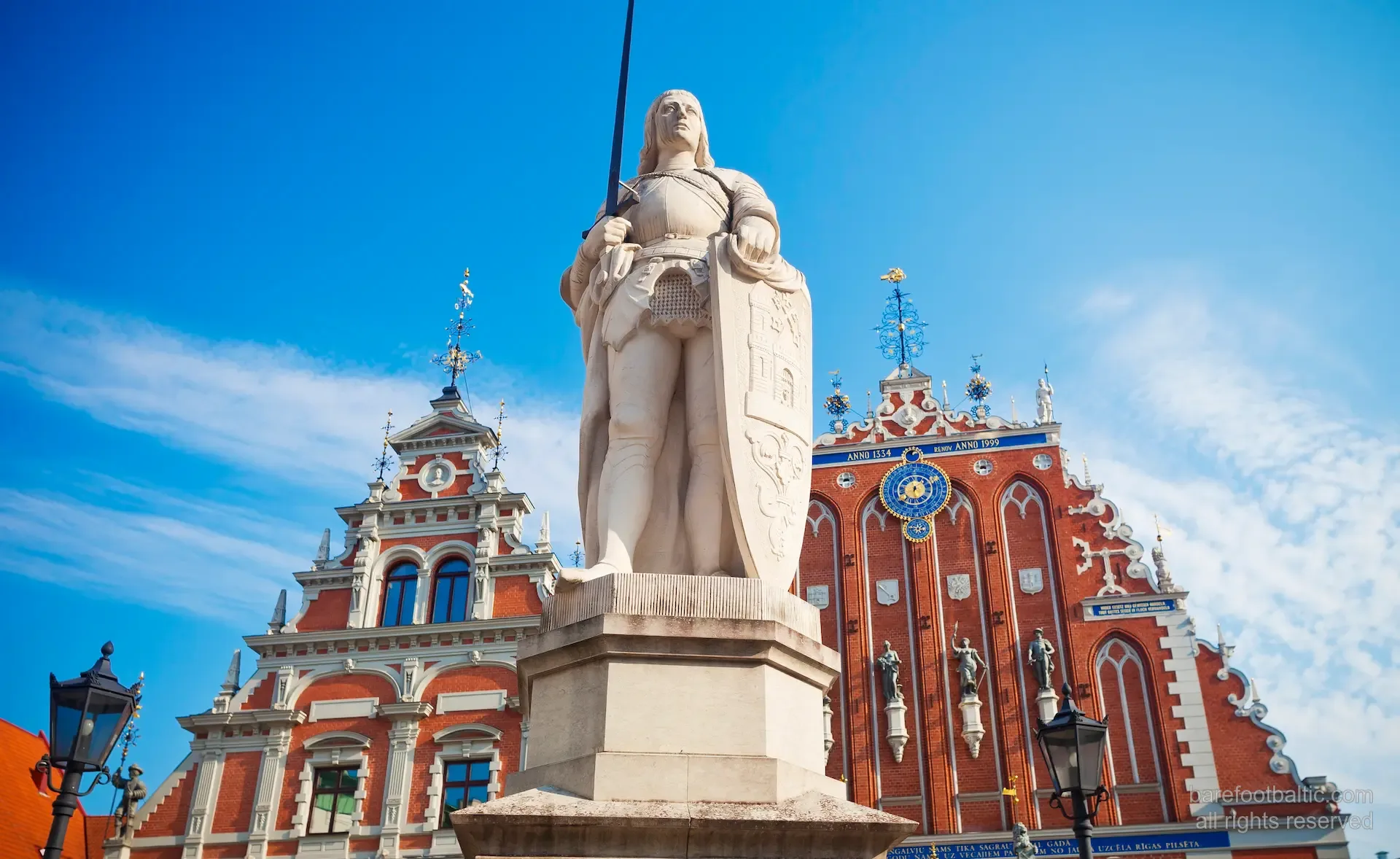 Rolandstatue und das Schwarzhäupterhaus auf Rigas Rathausplatz
