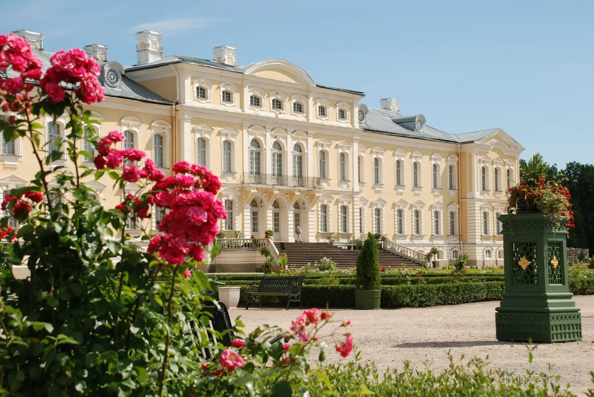 Barocker Rosengarten am Schloss Rundāle — ein beliebter Tagesausflug ab Riga